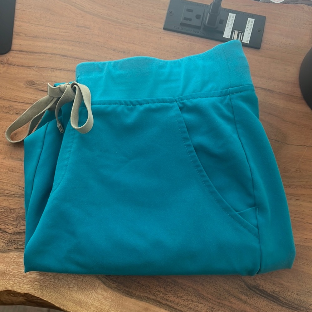 Figs limited edition TEAL scrub set
